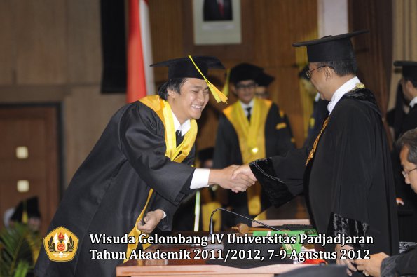 wisuda-unpad-gel-iv-2011_2012-fikom-oleh-rektor-086
