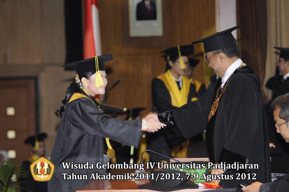 wisuda-unpad-gel-iv-2011_2012-fikom-oleh-rektor-089
