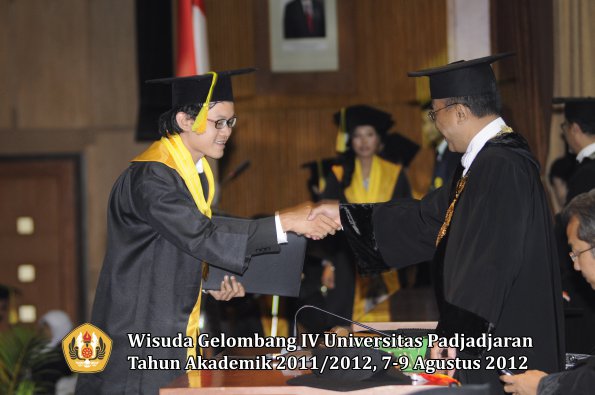 wisuda-unpad-gel-iv-2011_2012-fikom-oleh-rektor-090