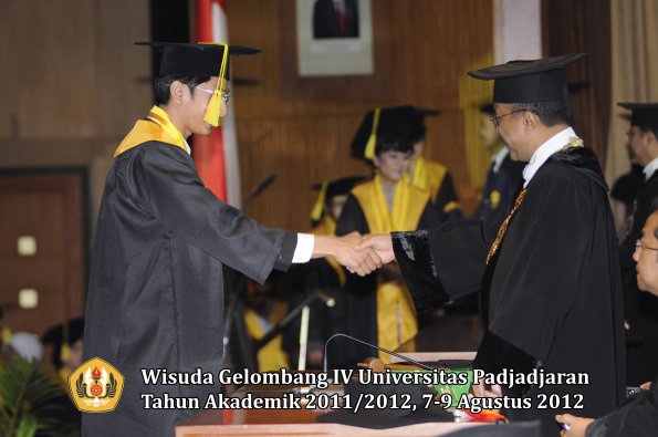 wisuda-unpad-gel-iv-2011_2012-fikom-oleh-rektor-092