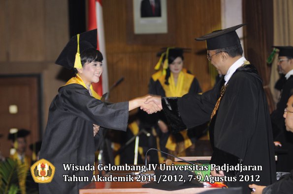 wisuda-unpad-gel-iv-2011_2012-fikom-oleh-rektor-093