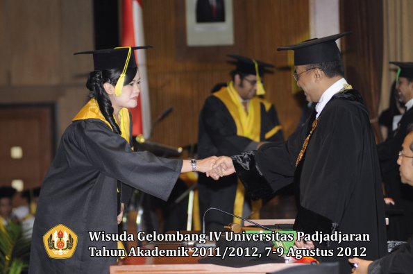 wisuda-unpad-gel-iv-2011_2012-fikom-oleh-rektor-094