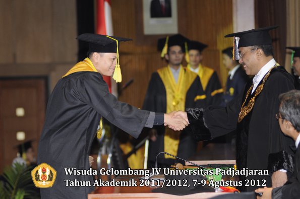 wisuda-unpad-gel-iv-2011_2012-fikom-oleh-rektor-096