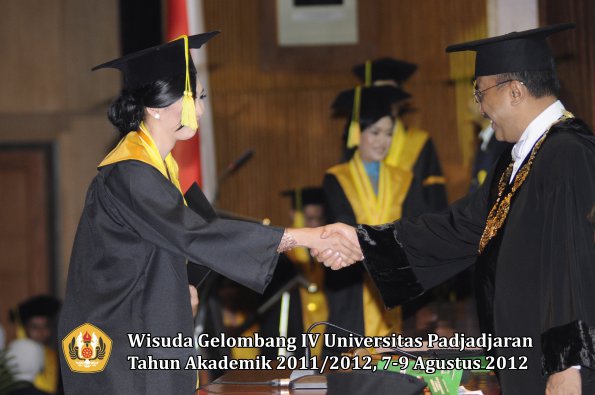 wisuda-unpad-gel-iv-2011_2012-fikom-oleh-rektor-099