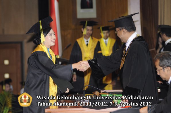wisuda-unpad-gel-iv-2011_2012-fikom-oleh-rektor-100
