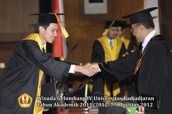 wisuda-unpad-gel-iv-2011_2012-fikom-oleh-rektor-101
