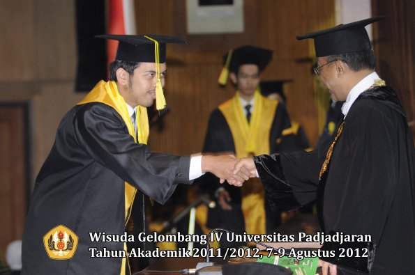 wisuda-unpad-gel-iv-2011_2012-fikom-oleh-rektor-102