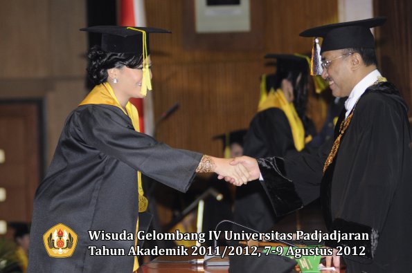 wisuda-unpad-gel-iv-2011_2012-fikom-oleh-rektor-104