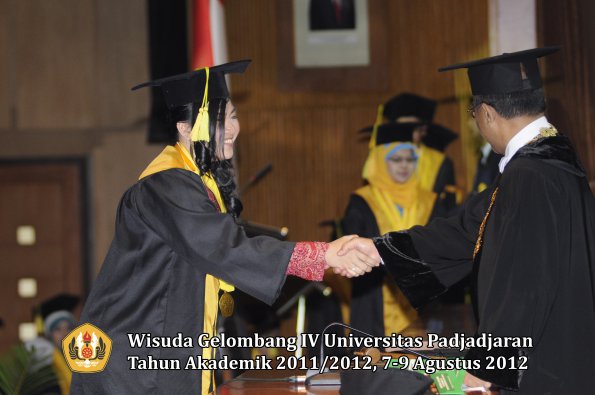 wisuda-unpad-gel-iv-2011_2012-fikom-oleh-rektor-105