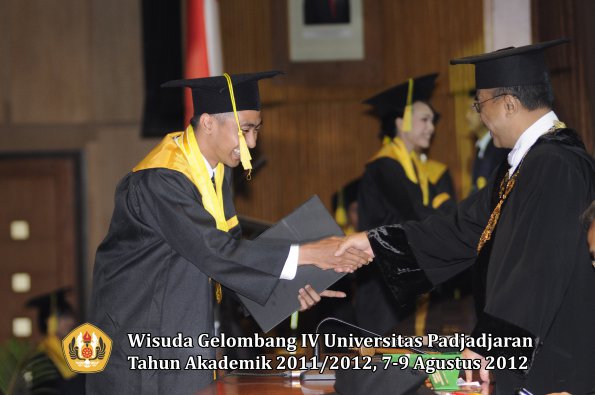 wisuda-unpad-gel-iv-2011_2012-fikom-oleh-rektor-107