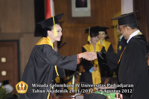 wisuda-unpad-gel-iv-2011_2012-fikom-oleh-rektor-108