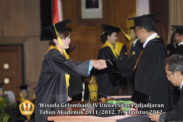 wisuda-unpad-gel-iv-2011_2012-fikom-oleh-rektor-109