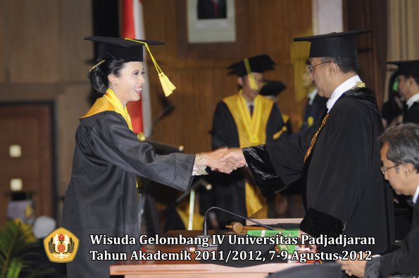 wisuda-unpad-gel-iv-2011_2012-fikom-oleh-rektor-110