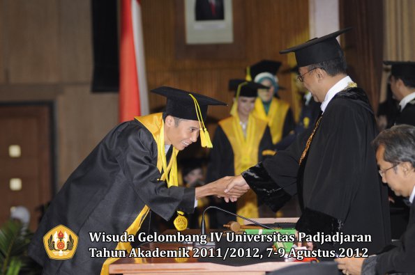 wisuda-unpad-gel-iv-2011_2012-fikom-oleh-rektor-111