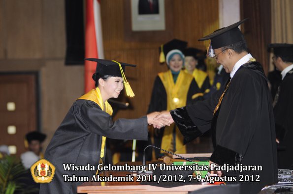wisuda-unpad-gel-iv-2011_2012-fikom-oleh-rektor-112