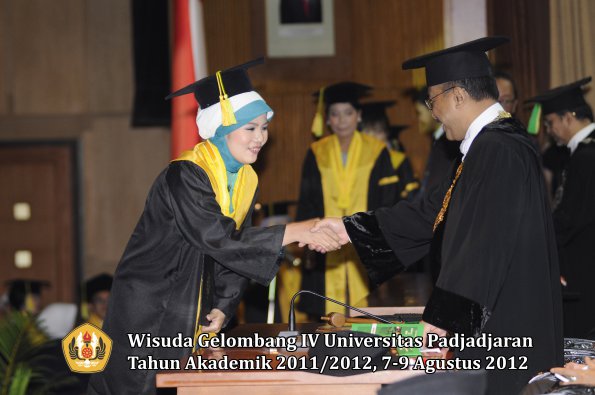 wisuda-unpad-gel-iv-2011_2012-fikom-oleh-rektor-113