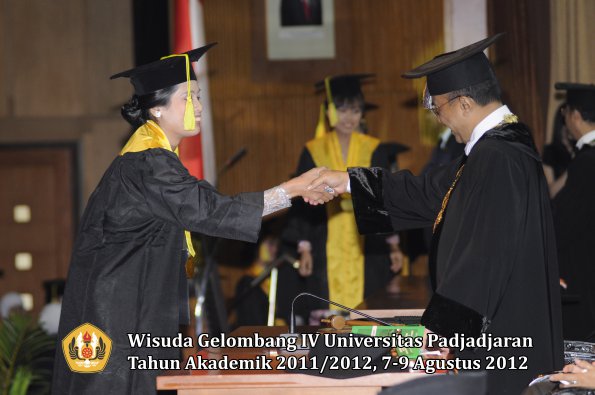 wisuda-unpad-gel-iv-2011_2012-fikom-oleh-rektor-114