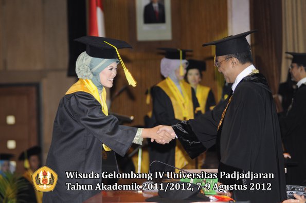 wisuda-unpad-gel-iv-2011_2012-fikom-oleh-rektor-117