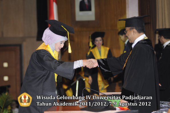wisuda-unpad-gel-iv-2011_2012-fikom-oleh-rektor-118