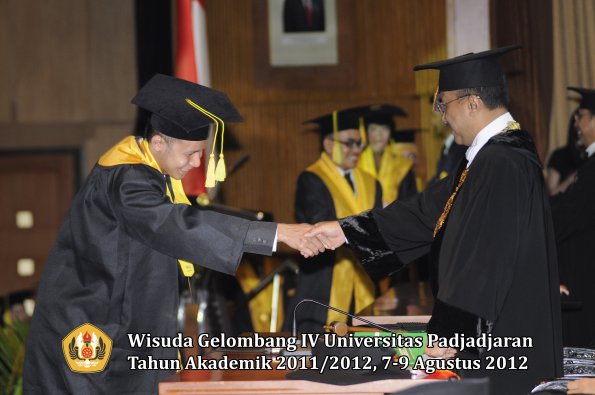 wisuda-unpad-gel-iv-2011_2012-fikom-oleh-rektor-120