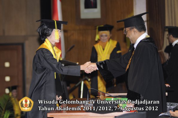 wisuda-unpad-gel-iv-2011_2012-fikom-oleh-rektor-122