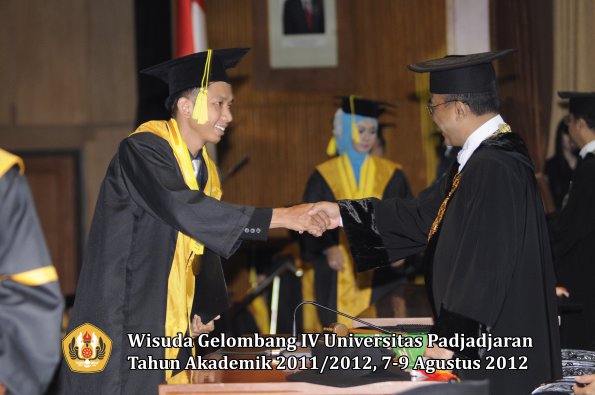 wisuda-unpad-gel-iv-2011_2012-fikom-oleh-rektor-124