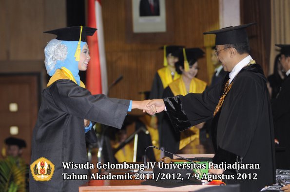 wisuda-unpad-gel-iv-2011_2012-fikom-oleh-rektor-125