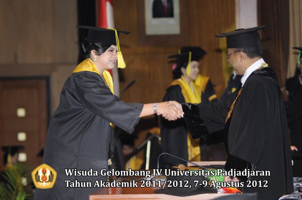 wisuda-unpad-gel-iv-2011_2012-fikom-oleh-rektor-127