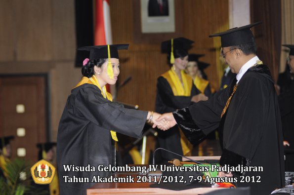 wisuda-unpad-gel-iv-2011_2012-fikom-oleh-rektor-128