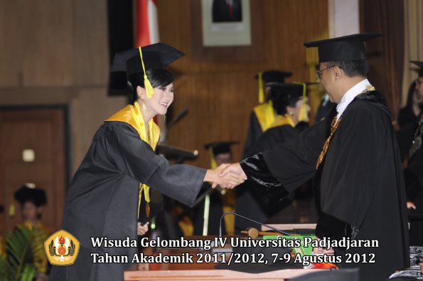 wisuda-unpad-gel-iv-2011_2012-fikom-oleh-rektor-129