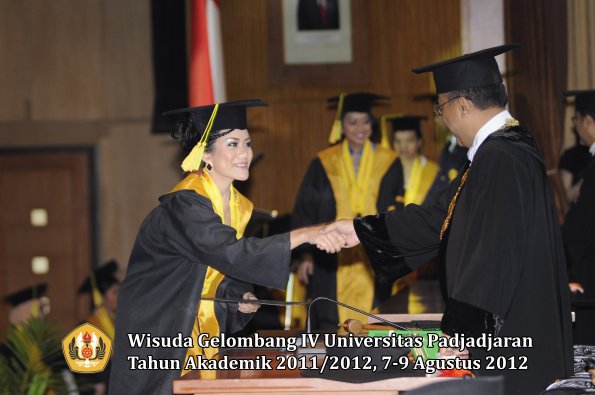 wisuda-unpad-gel-iv-2011_2012-fikom-oleh-rektor-130