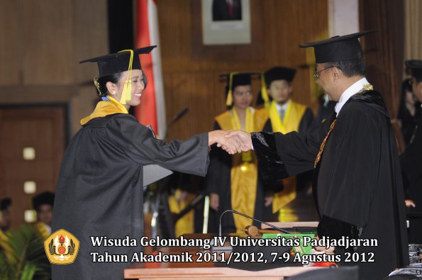 wisuda-unpad-gel-iv-2011_2012-fikom-oleh-rektor-131
