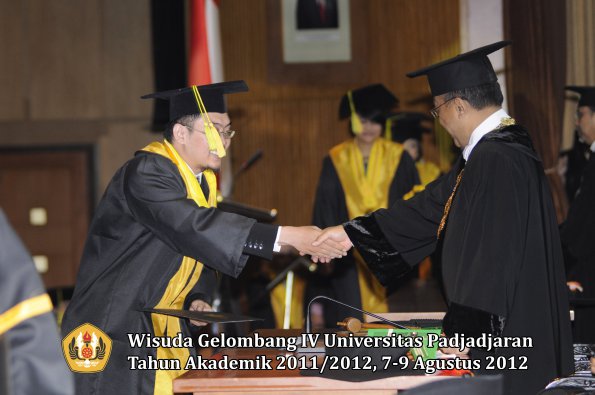 wisuda-unpad-gel-iv-2011_2012-fikom-oleh-rektor-133