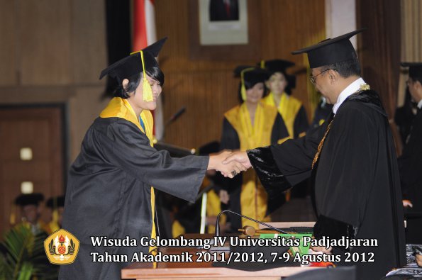 wisuda-unpad-gel-iv-2011_2012-fikom-oleh-rektor-134