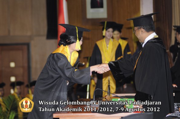 wisuda-unpad-gel-iv-2011_2012-fikom-oleh-rektor-135