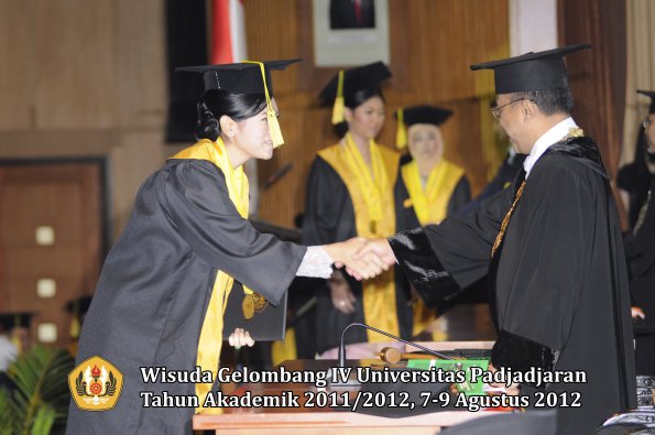 wisuda-unpad-gel-iv-2011_2012-fikom-oleh-rektor-136