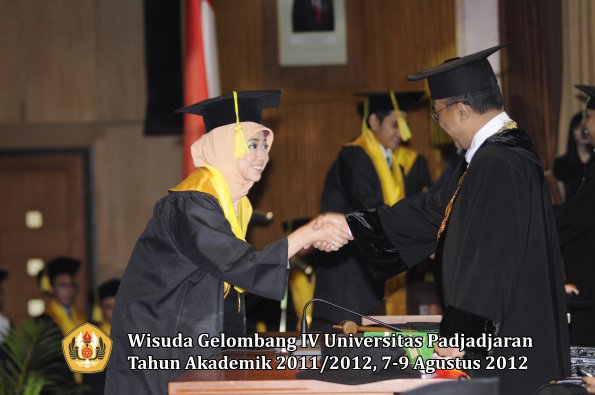 wisuda-unpad-gel-iv-2011_2012-fikom-oleh-rektor-138