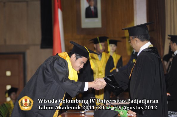 wisuda-unpad-gel-iv-2011_2012-fikom-oleh-rektor-139