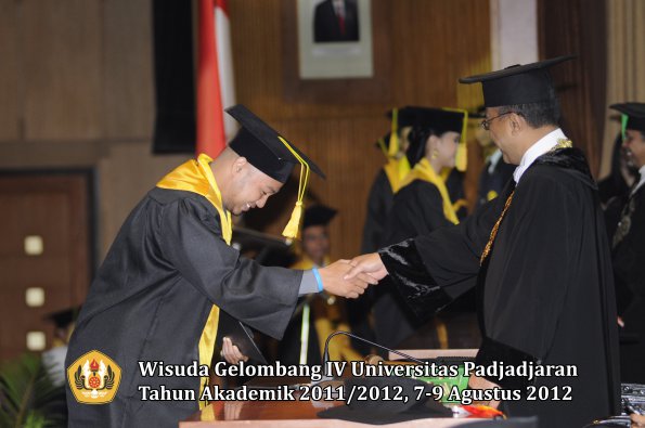 wisuda-unpad-gel-iv-2011_2012-fikom-oleh-rektor-140