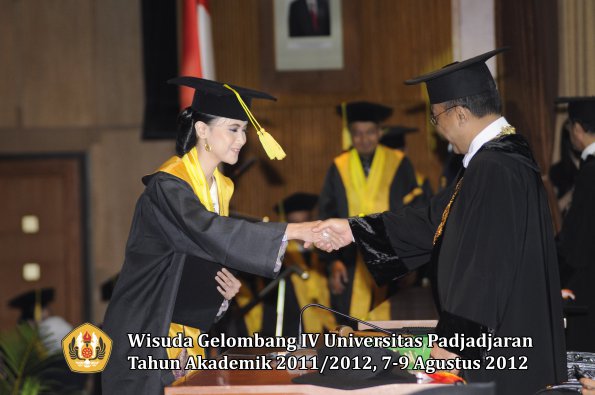 wisuda-unpad-gel-iv-2011_2012-fikom-oleh-rektor-141