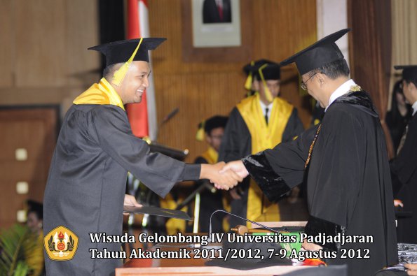 wisuda-unpad-gel-iv-2011_2012-fikom-oleh-rektor-142