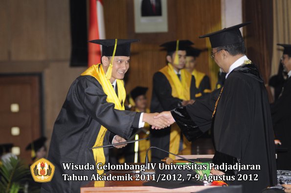 wisuda-unpad-gel-iv-2011_2012-fikom-oleh-rektor-143