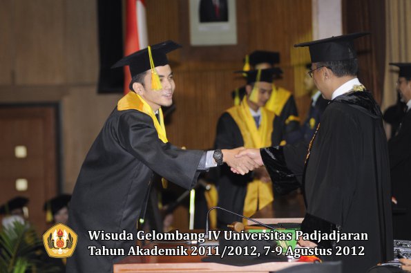 wisuda-unpad-gel-iv-2011_2012-fikom-oleh-rektor-144
