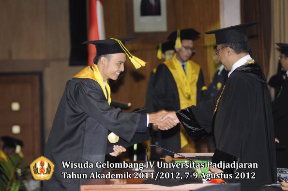 wisuda-unpad-gel-iv-2011_2012-fikom-oleh-rektor-145