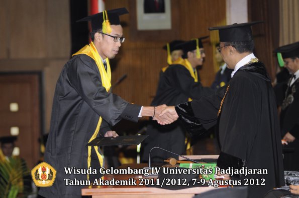 wisuda-unpad-gel-iv-2011_2012-fikom-oleh-rektor-146