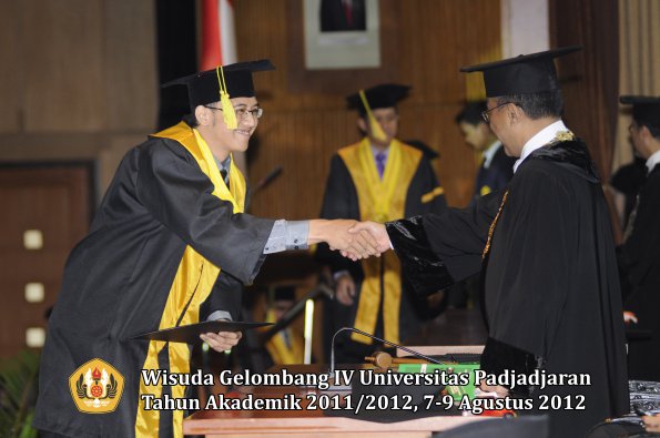 wisuda-unpad-gel-iv-2011_2012-fikom-oleh-rektor-147