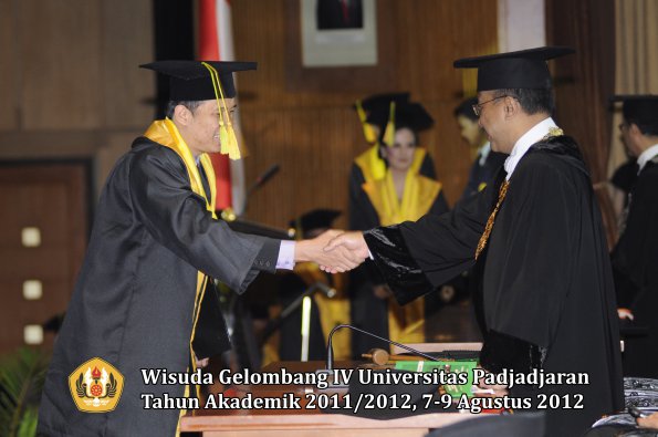 wisuda-unpad-gel-iv-2011_2012-fikom-oleh-rektor-148