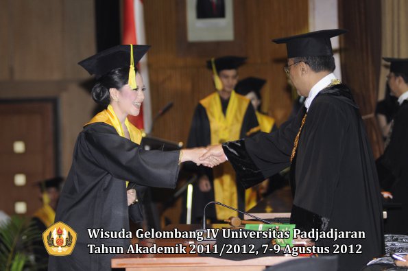 wisuda-unpad-gel-iv-2011_2012-fikom-oleh-rektor-149