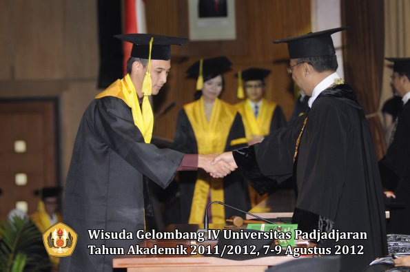 wisuda-unpad-gel-iv-2011_2012-fikom-oleh-rektor-150