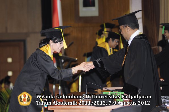 wisuda-unpad-gel-iv-2011_2012-fikom-oleh-rektor-151